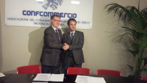 Nella foto Maurizio Grifoni (presidente provinciale Ascom Novara) e Pietro La Bruna (responsabile Area Nord Ovest Poste Italiane)